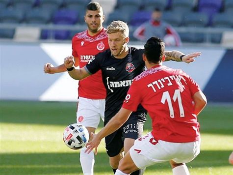 אחרי כמה דקות של אקשן, בעיקר הודות לפנדלים, המשחק חזר למתכונת הרגועה שלו - ת``א מעט טובה יותר, אבל רק&nbsp;מעט (צילום: אלן שיבר)